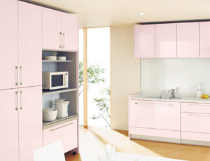 通過與廚房相同顏色的門可以給人乾淨的印象