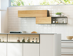 通過與廚房不同顏色的門可以強調空間的層次感
