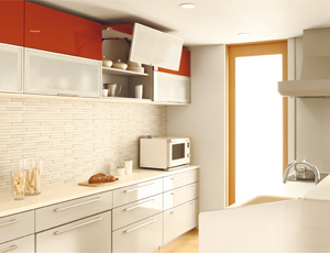 通過與廚房不同顏色的門可以強調空間的層次感